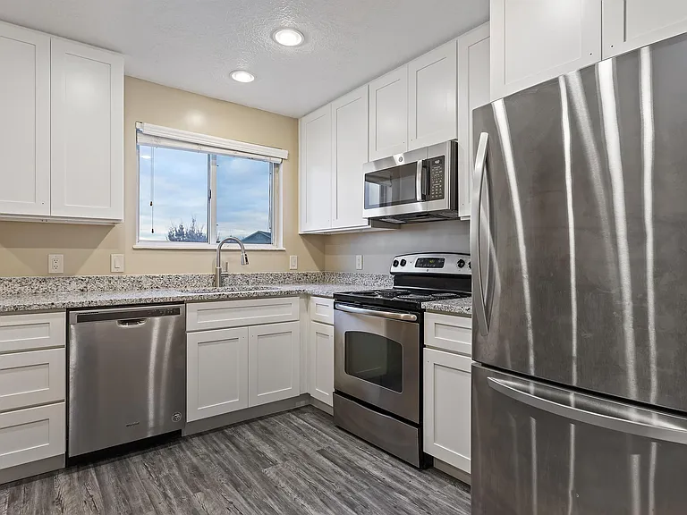 717 N 400 W — Photo 6