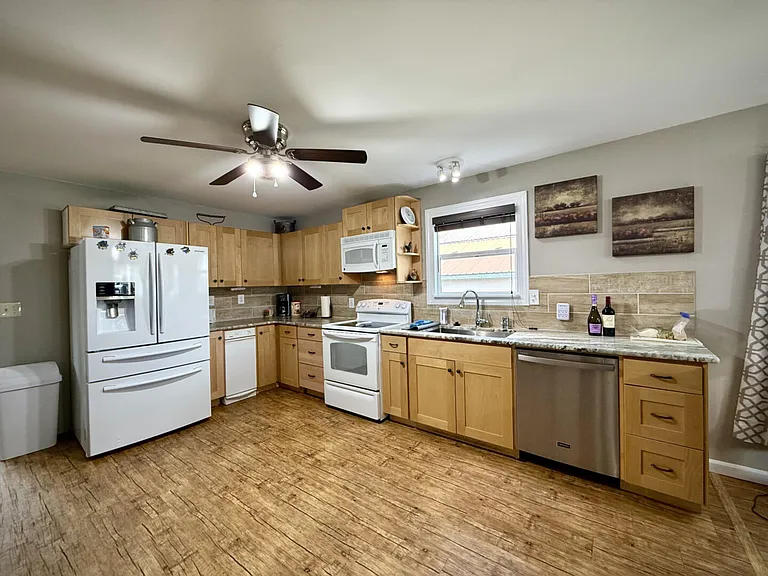 Clark St — Photo 10