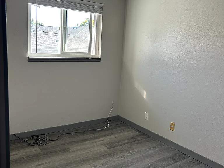 950 NW Hobart Ave — Photo 21