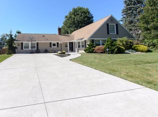 21 Flamehill Rd, Levittown, PA 19056