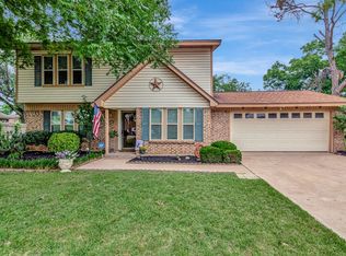 505 Parker Dr, Euless, TX 76039