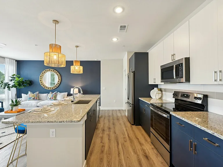 Central Pine St-007