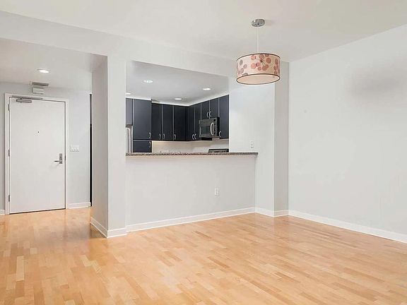 5th image of 260 King St Unit 815