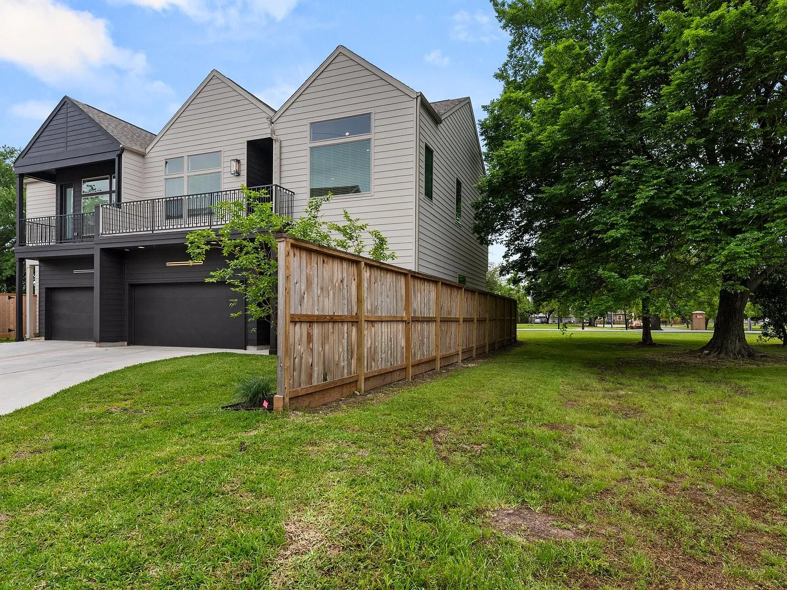 3 bed, 2.5 bath, 1884 sqft, $3,000 — Photo 2