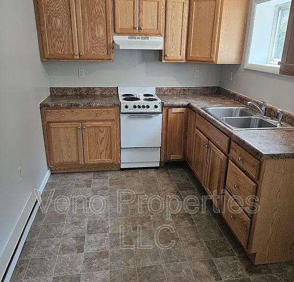 17-19 Avenue Ave #B — Photo 2