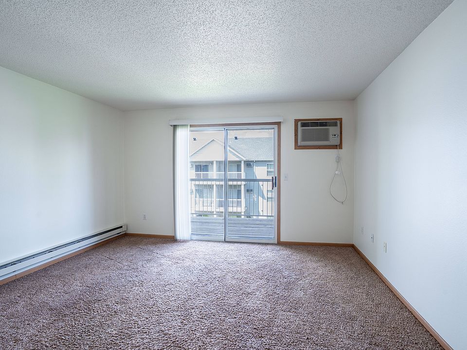 Fargo, ND Stonebridge Apartments | 21B | Living