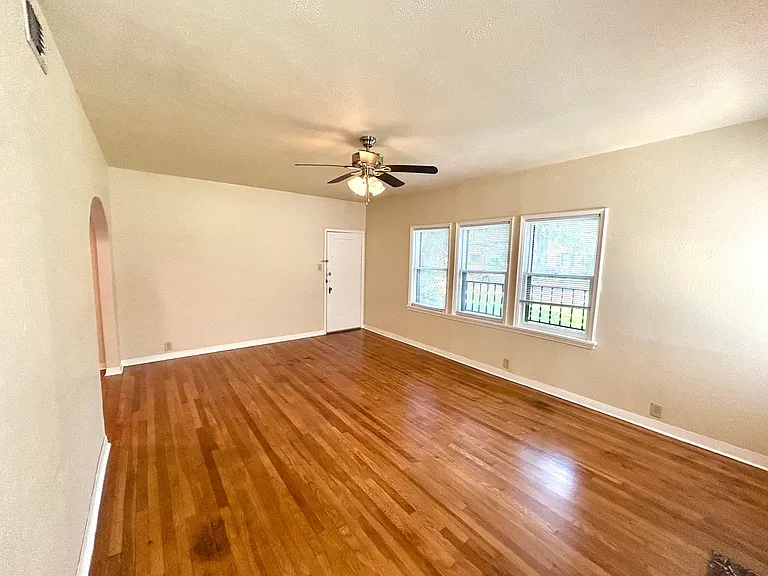 218 E Rosewood Ave — Photo 6