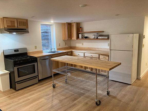 Kitchen with moveable island
