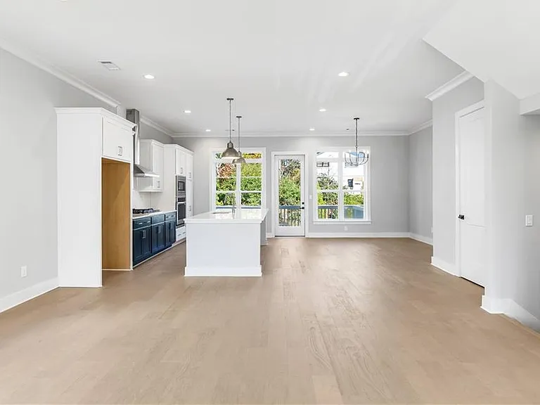 2035 Parkside Ln — Photo 11