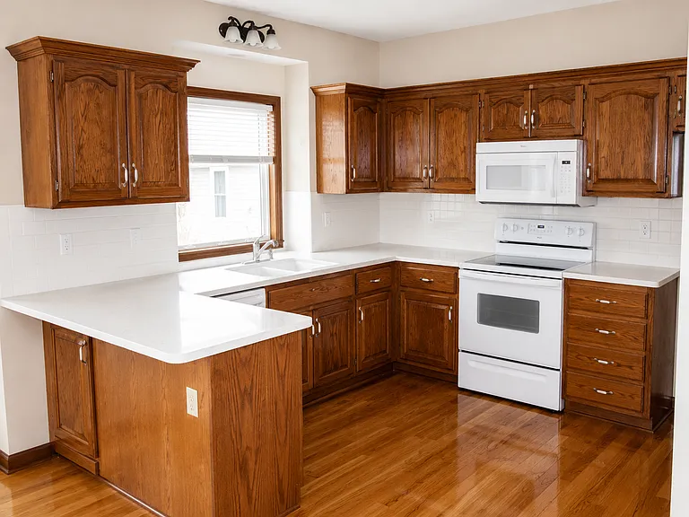 803 SW Bishop Dr — Photo 4