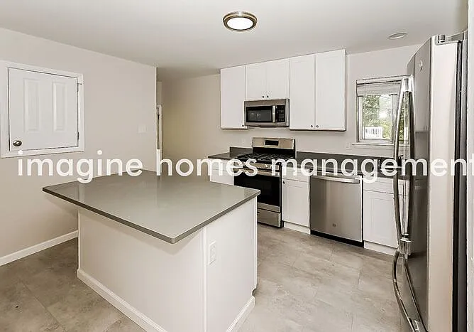 3 bed, 1.0 bath, 864 sqft, $1,995 — Photo 4