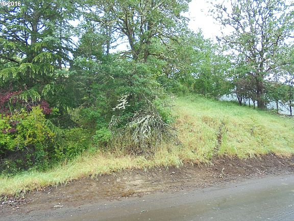 2nd image of 919 NE Grandview Dr
