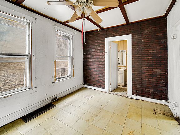 4th image of 3815 W Montrose Ave