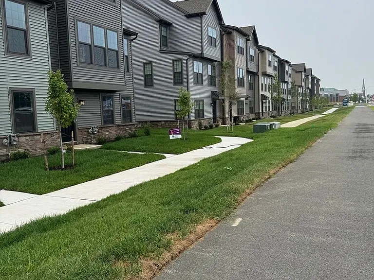250 E Main St — Photo 35