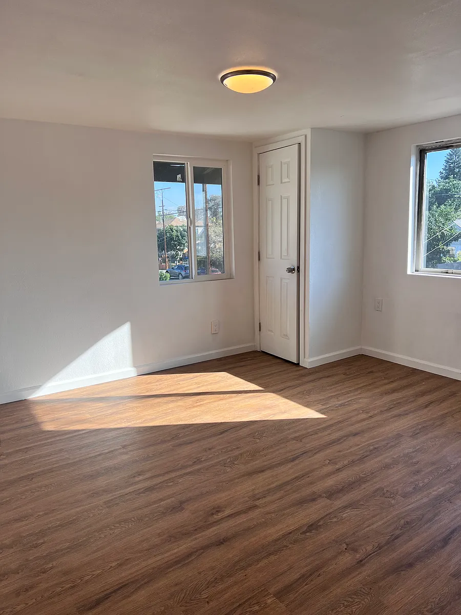 Building Photo - 1729 W 20th St #2G