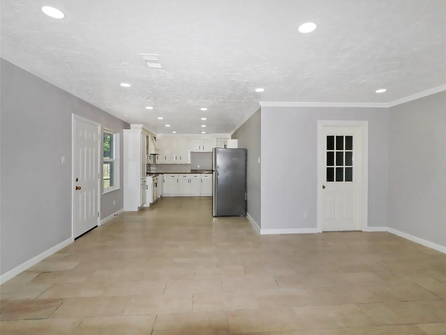 5 bed, 3.0 bath, 1800 sqft, $2,500 — Photo 2