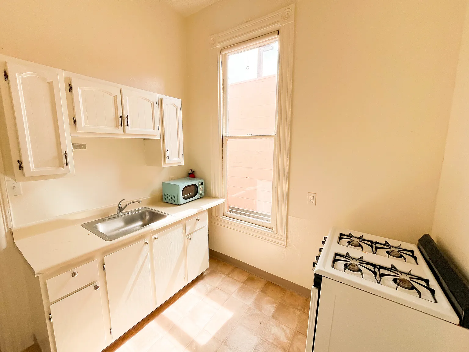 2 bed, 850 sqft, $4,700 — Photo 2