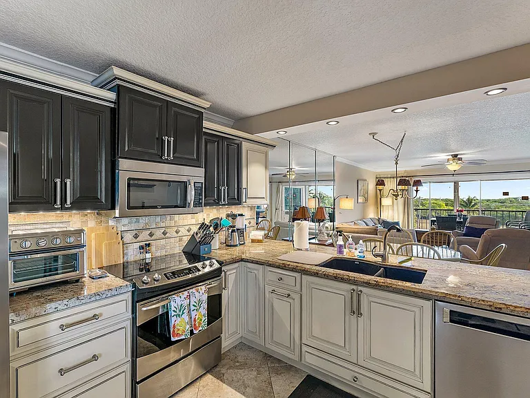 275 Palm Ave #C402 — Photo 9