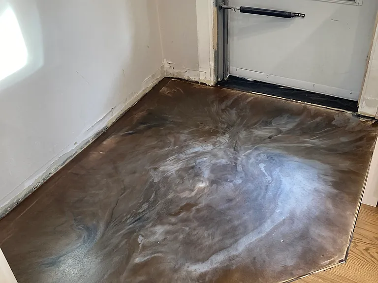 Epoxy landing to keep your shoe 
residue out of your hardwood.