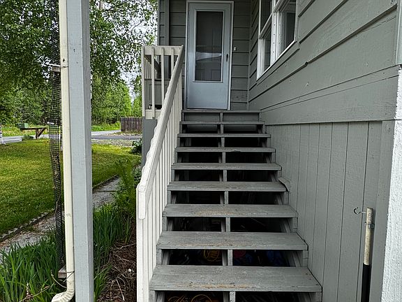 Front staircase to upstairs unit.