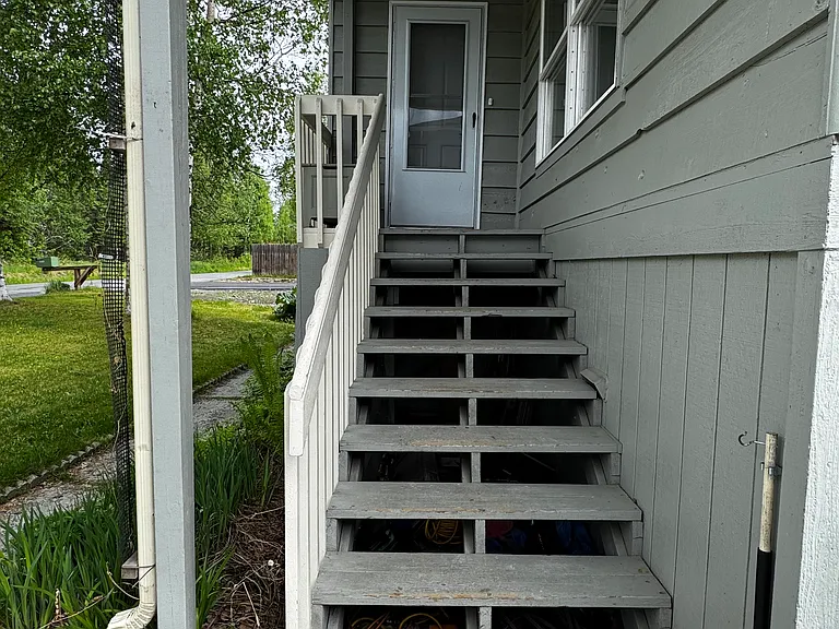 Front staircase to upstairs unit.