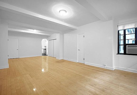 4th image of 307 E 44th St APT 202