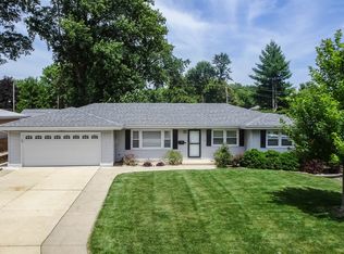 16 Woodruff Dr, Bloomington, IL 61701