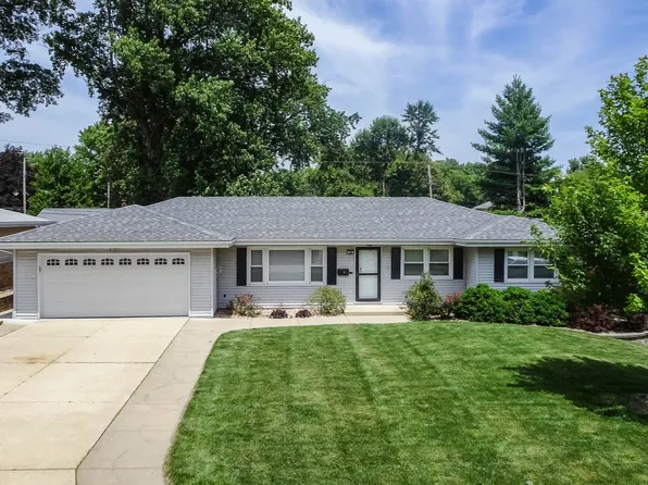 16 Woodruff Dr, Bloomington, IL 61701