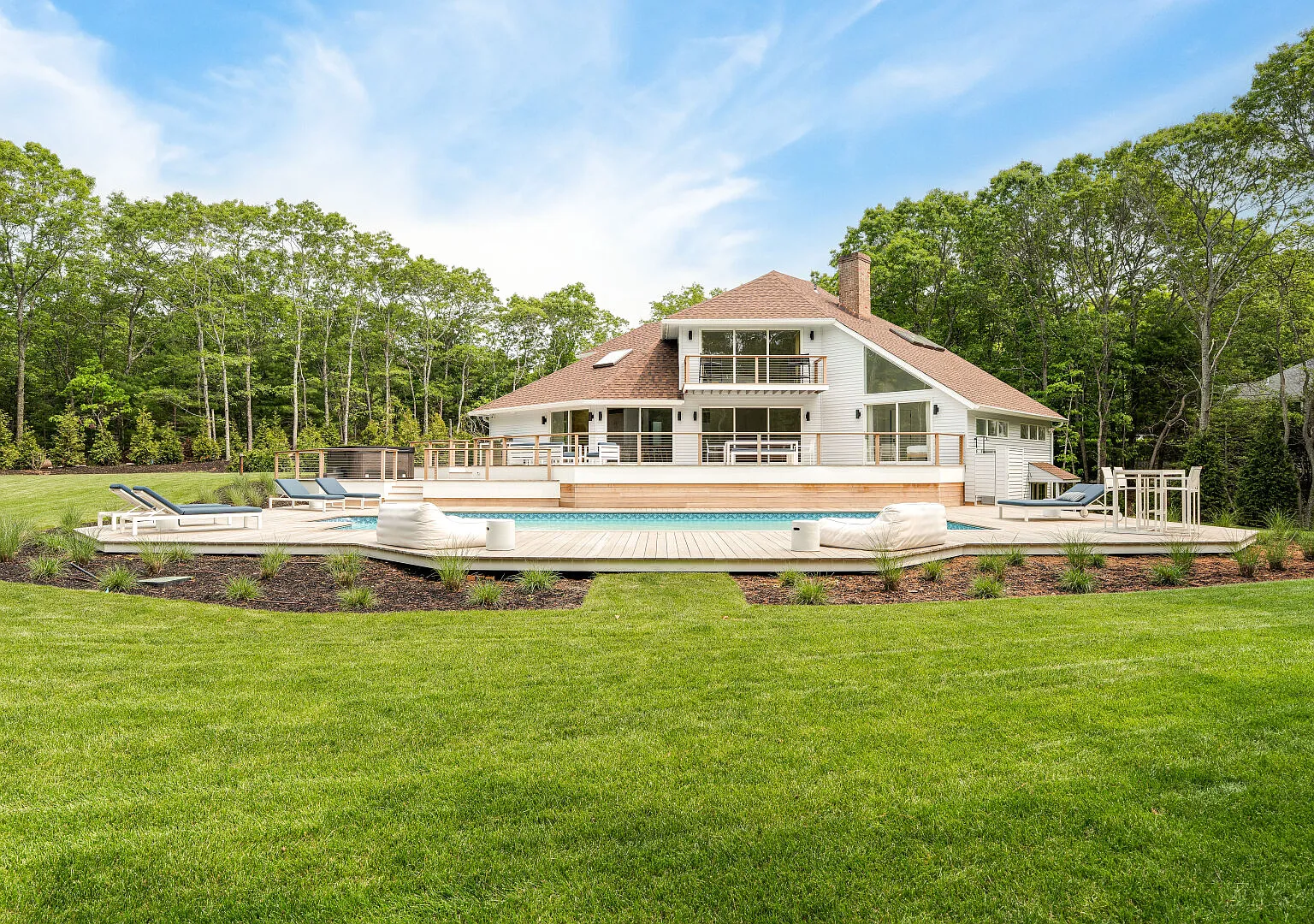 Modern East Hampton Retreat w Pool & Chic Indoor-Outdoor Living — Photo 2