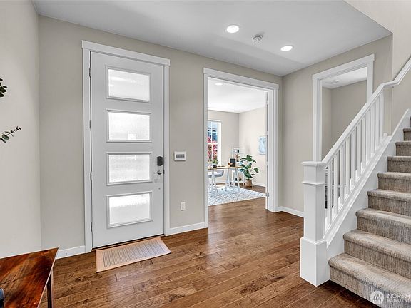 3rd image of 312 Zemp Way NE