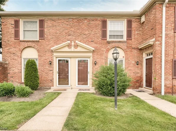 2398 Arlington Dr, Lyndhurst, OH 44124