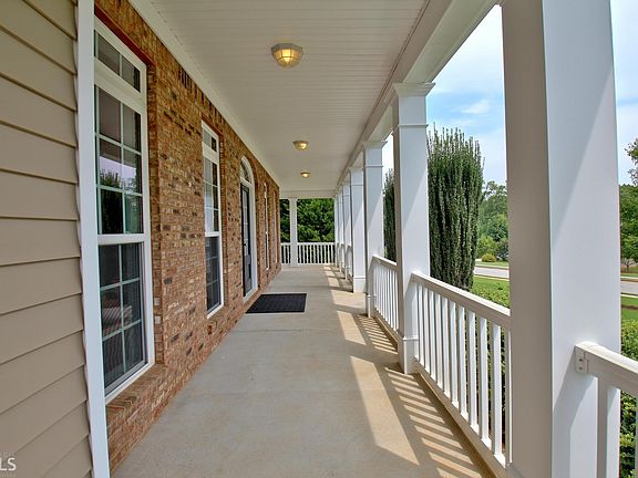 4th image of 190 Silverbell Ln