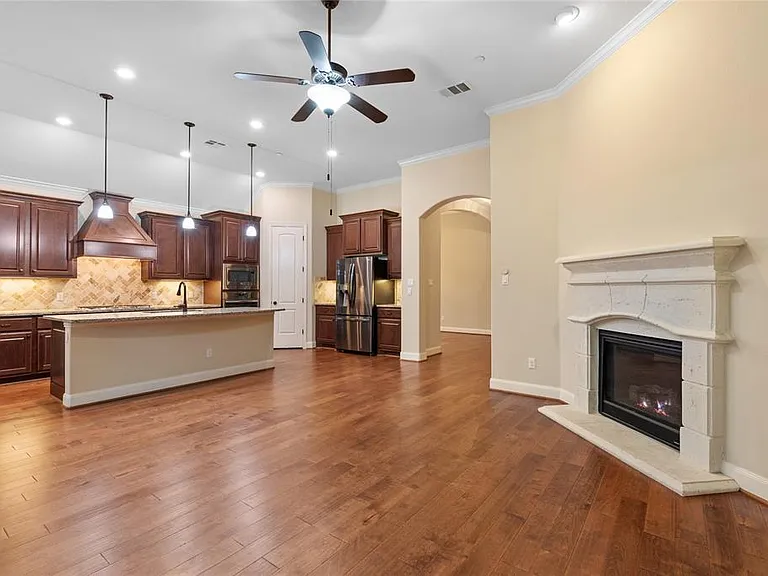 208 Maxwell Way — Photo 9