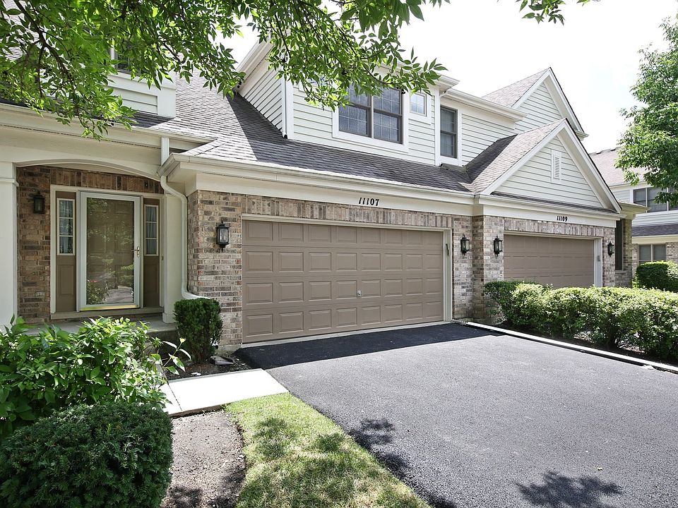 Welcome to 11107 Vista! Located in quiet Fairway Club near major highways, downtown LaGrange and  We