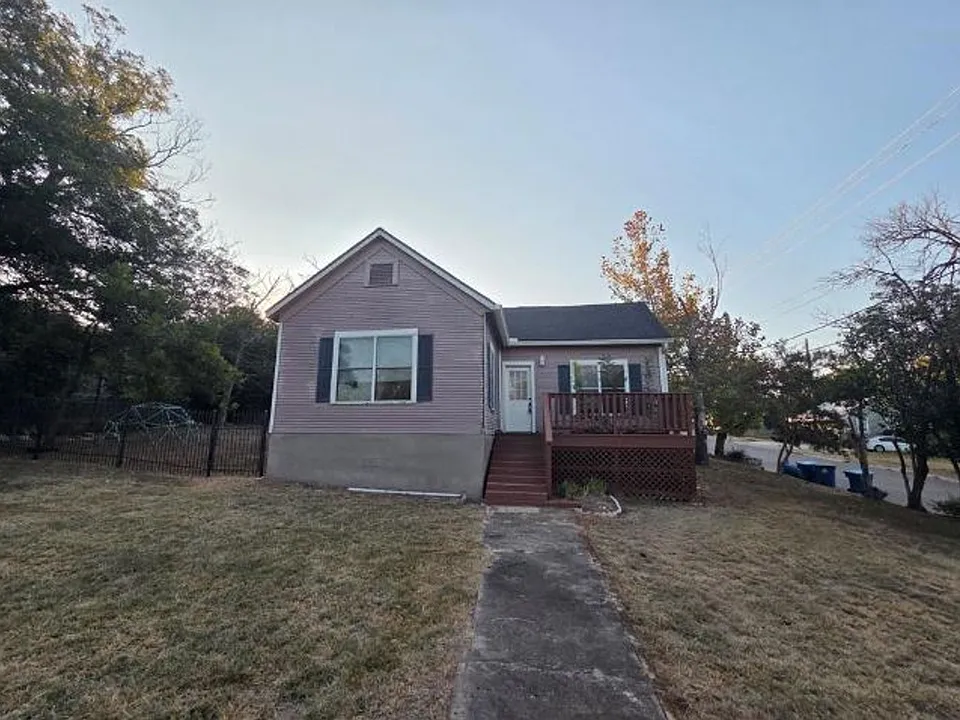 801 Everett St
