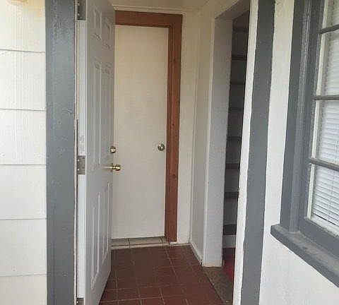 3rd image of 914 S Farmer Ave