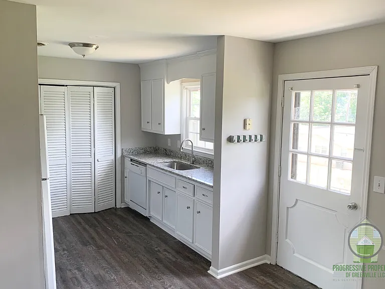 310 Devonwood Ct — Photo 7