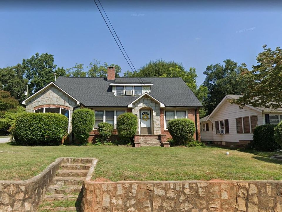 Apartment for rent is on the left side of the home with two entrances for accessibility - through the side of screened porch, or through the back side of the property.