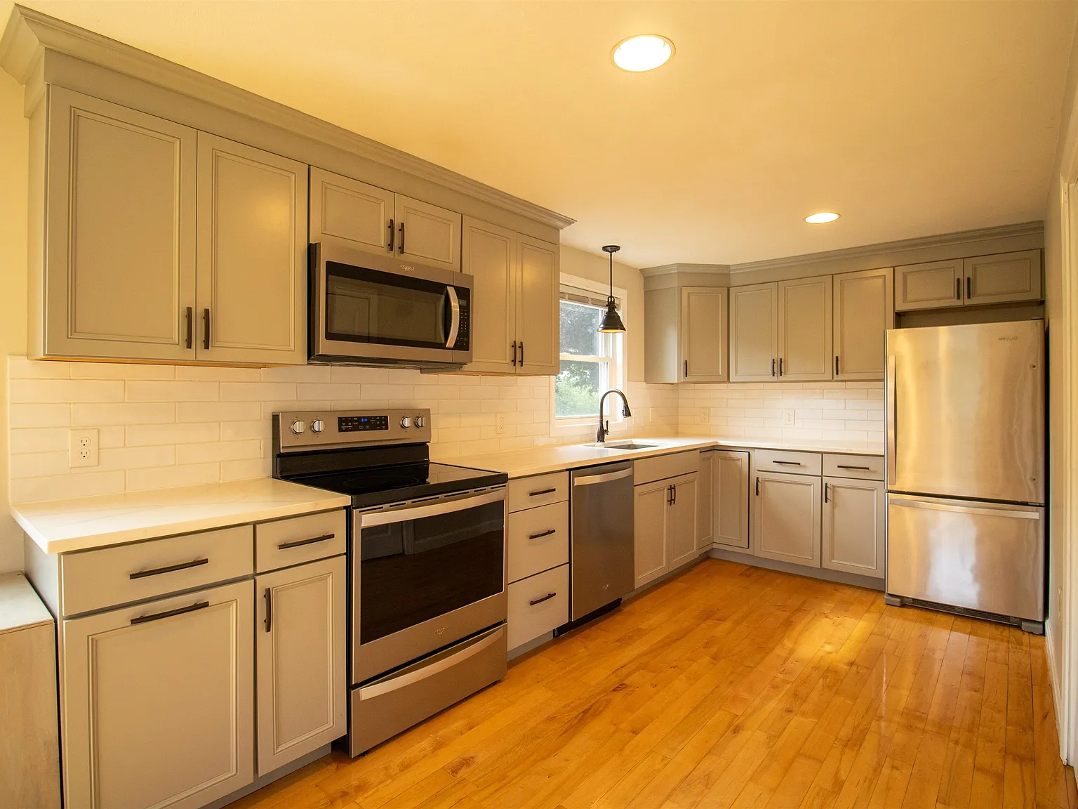 3 bed, 1.0 bath, 1300 sqft, $3,000 — Photo 3