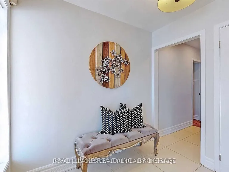 17 Baroness Cres #UPPER — Photo 3