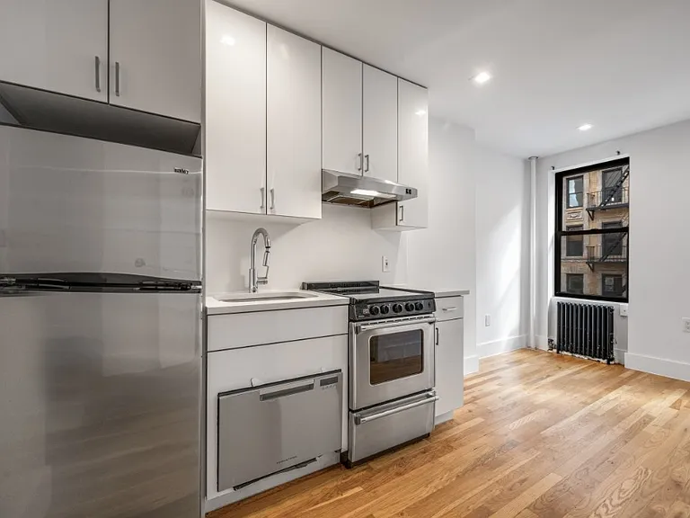 341 E 9th St #12 — Photo 1