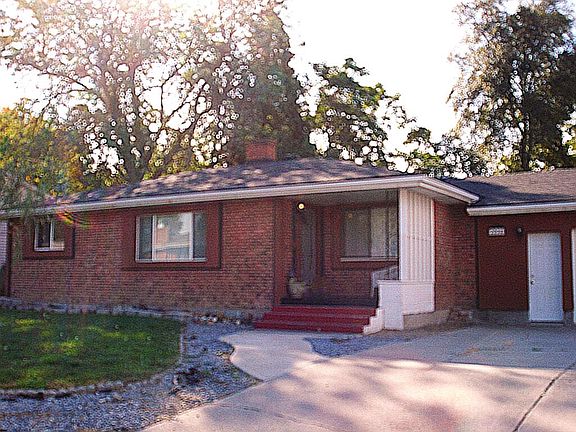 3rd image of 2004 3rd Ave N