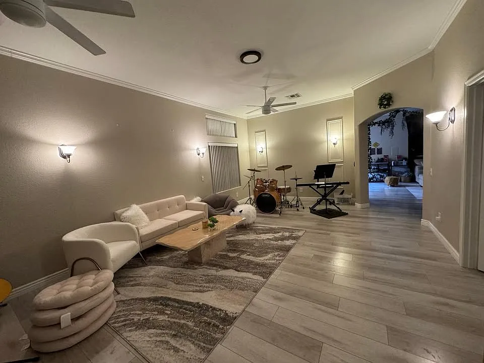 3 bed, 2070 sqft, $900 — Photo 3