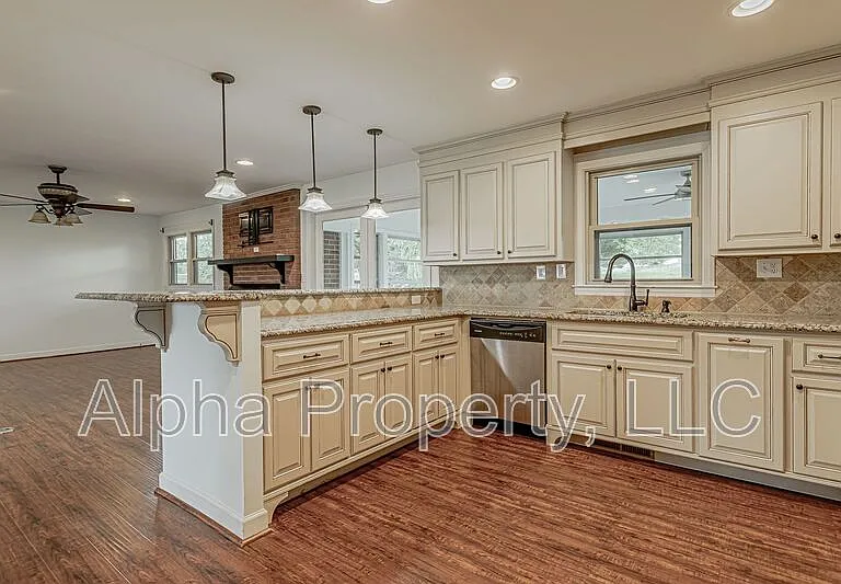 109 Roberts Cir — Photo 8