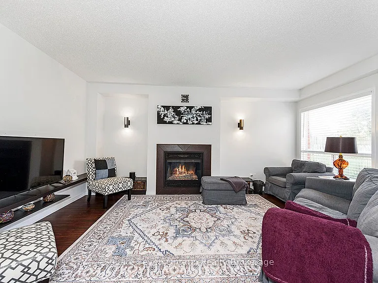 635 Commonwealth Cres — Photo 10