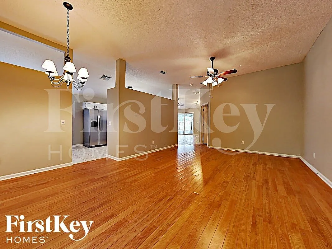 4 bed, 2.0 bath, 1761 sqft, $2,445 — Photo 2