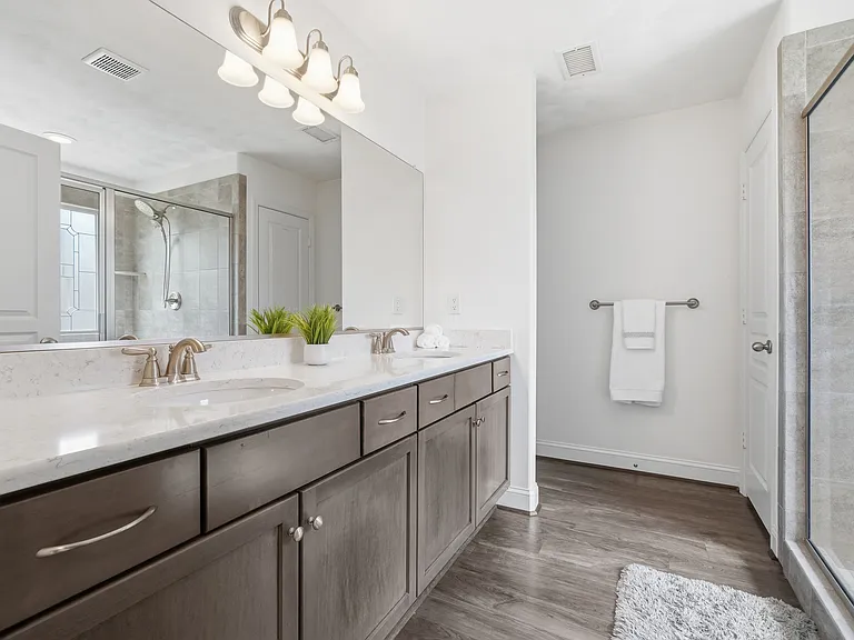 1st Floor Ensuite Bath