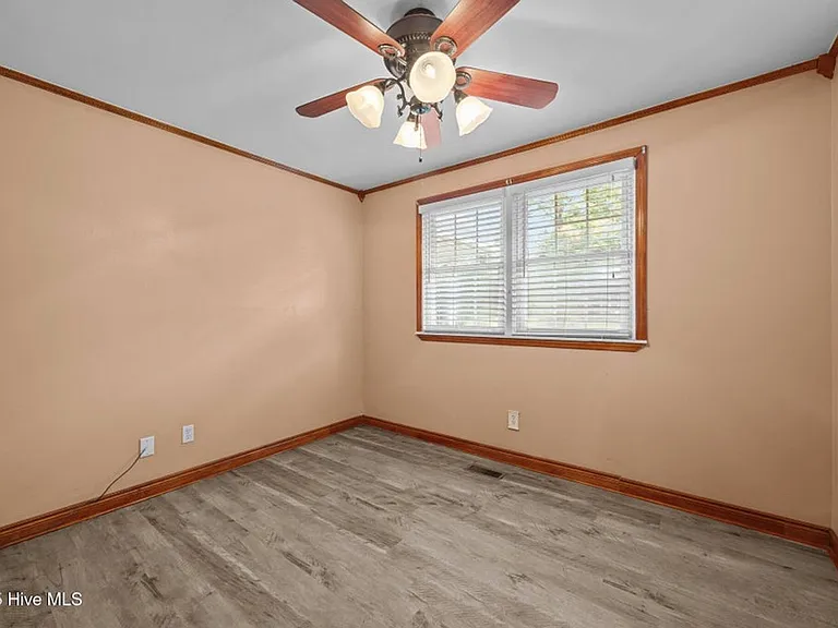 613 Maple St — Photo 16
