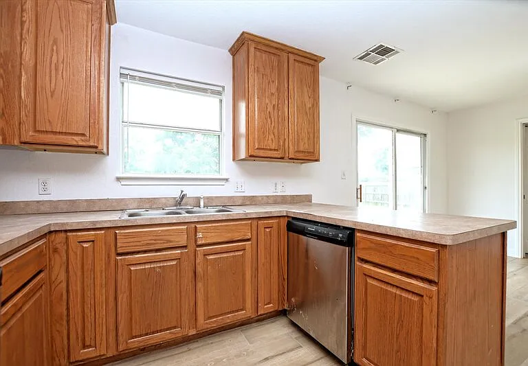 716 Honeysuckle Dr — Photo 5