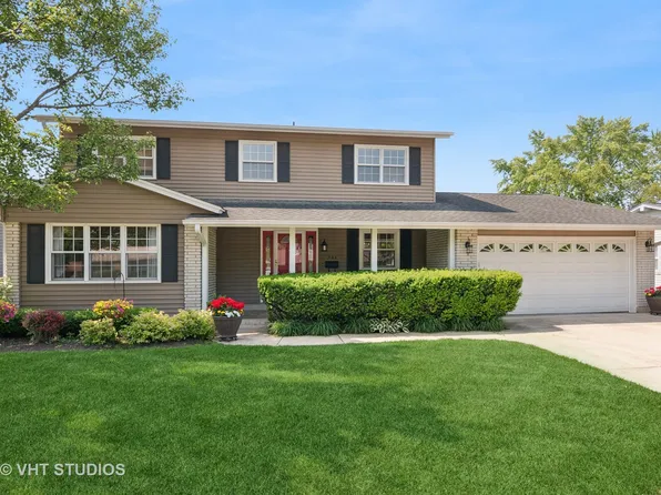 566 Northampton Cir, Elk Grove Village, IL 60007